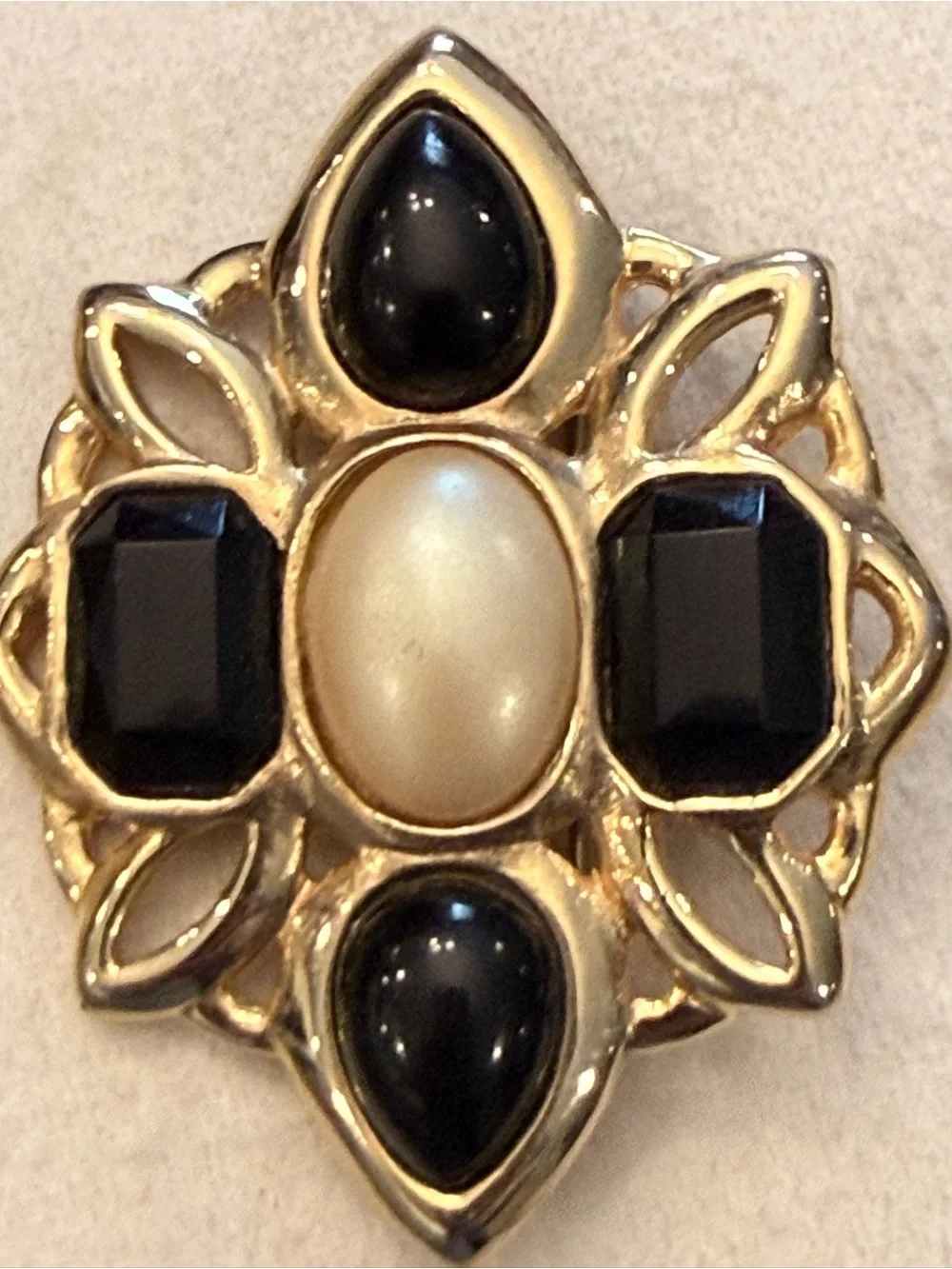 Vintage Signed GINNIE JOHANSEN Black‎ & White Sim Pearl Cabochon Gold Plate Pin